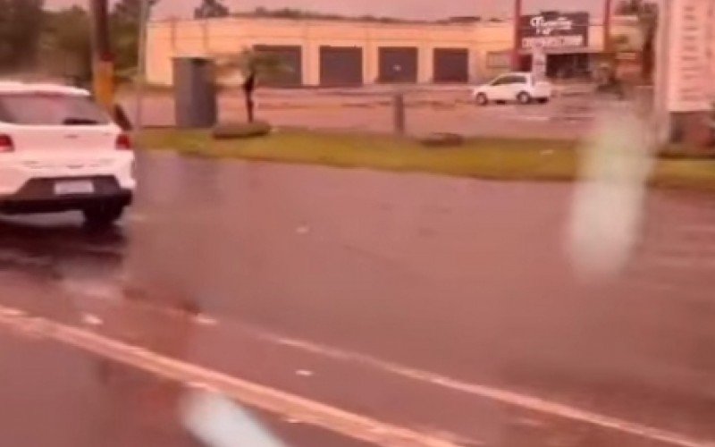 VÍDEO: Chuvarada causa alagamentos em pontos da BR-116 na região