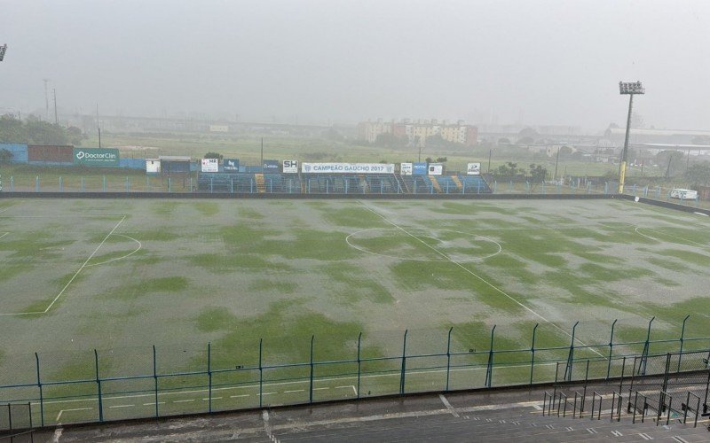 Gramado do Estádio do Vale ficou alagado após temporal em Novo Hamburgo | abc+