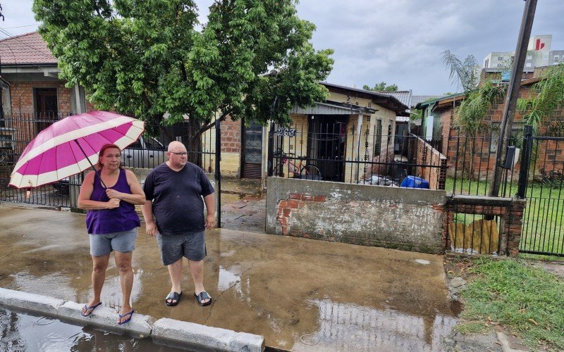 Moradores da Rua Honduras contam que em menos de 10 minutos já tava com a rua tomada. Bueiros sem dar conta e aí começou a entrar em casa | abc+