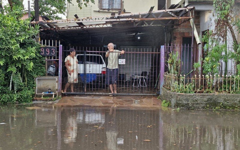 Edgar Klein, 62, diz que vai horas até a água baixar e poder sair de casa, na Rua Caracas