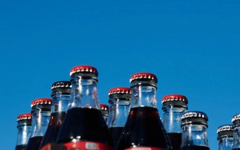 Apenas garrafas de vidro e latas retornáveis estão com lotes afetados | abc+