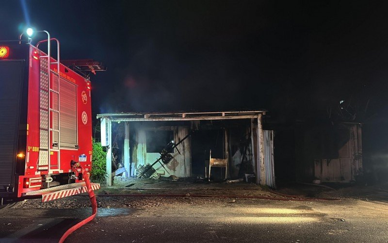 Incêndio de grandes proporções destrói casas em Imbé | abc+