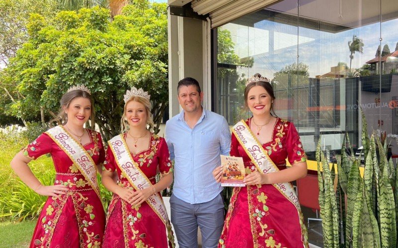 Soberanas da 50ª Festa do Figo, acompanhadas do vice-prefeito Alexandre da Silva | abc+