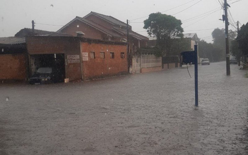 Ruas do bairro Scharlau, em São Leopoldo, alagaram após poucos minutos de chuva | abc+