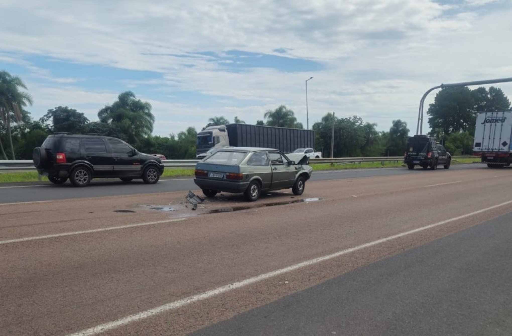 BR-290: Carro para no meio da free way e provoca acidente; uma pessoa ficou ferida
