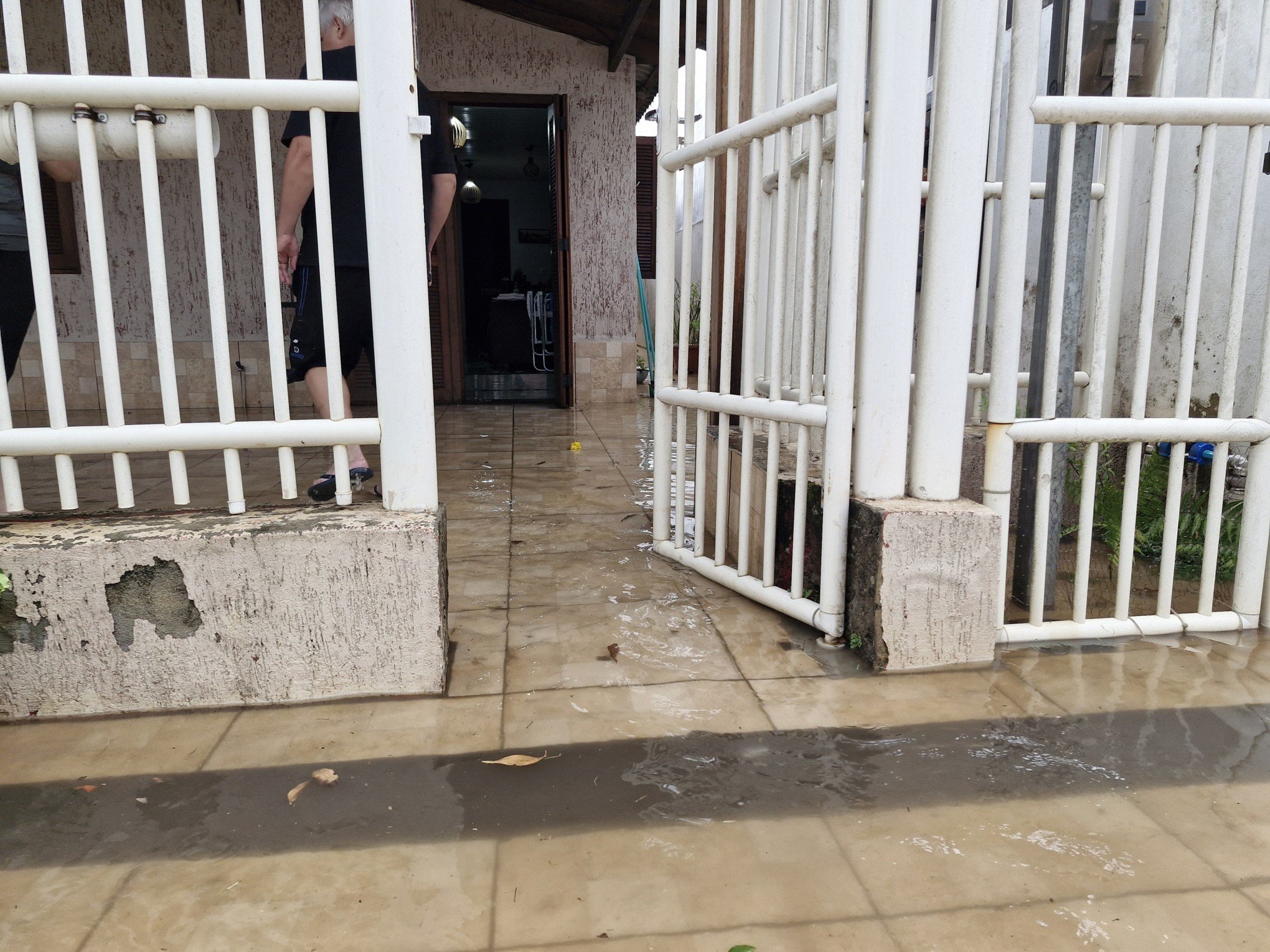 "É muita humilhação passar por isso de novo": Em poucos minutos de chuva, casas voltam a ser alagadas em Novo Hamburgo