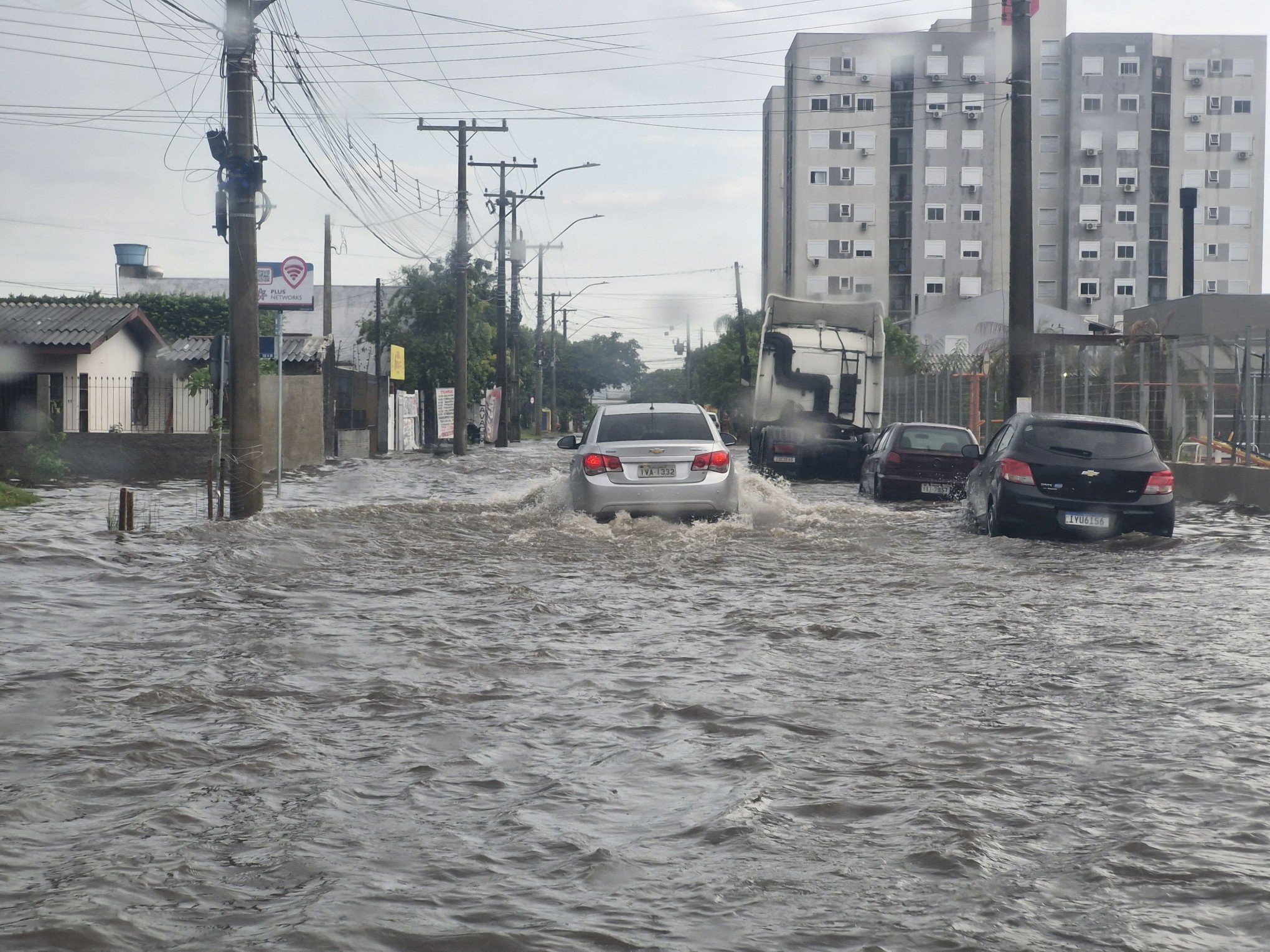 Rua La Paz, no bairro Santo Afonso, totalmente alagada