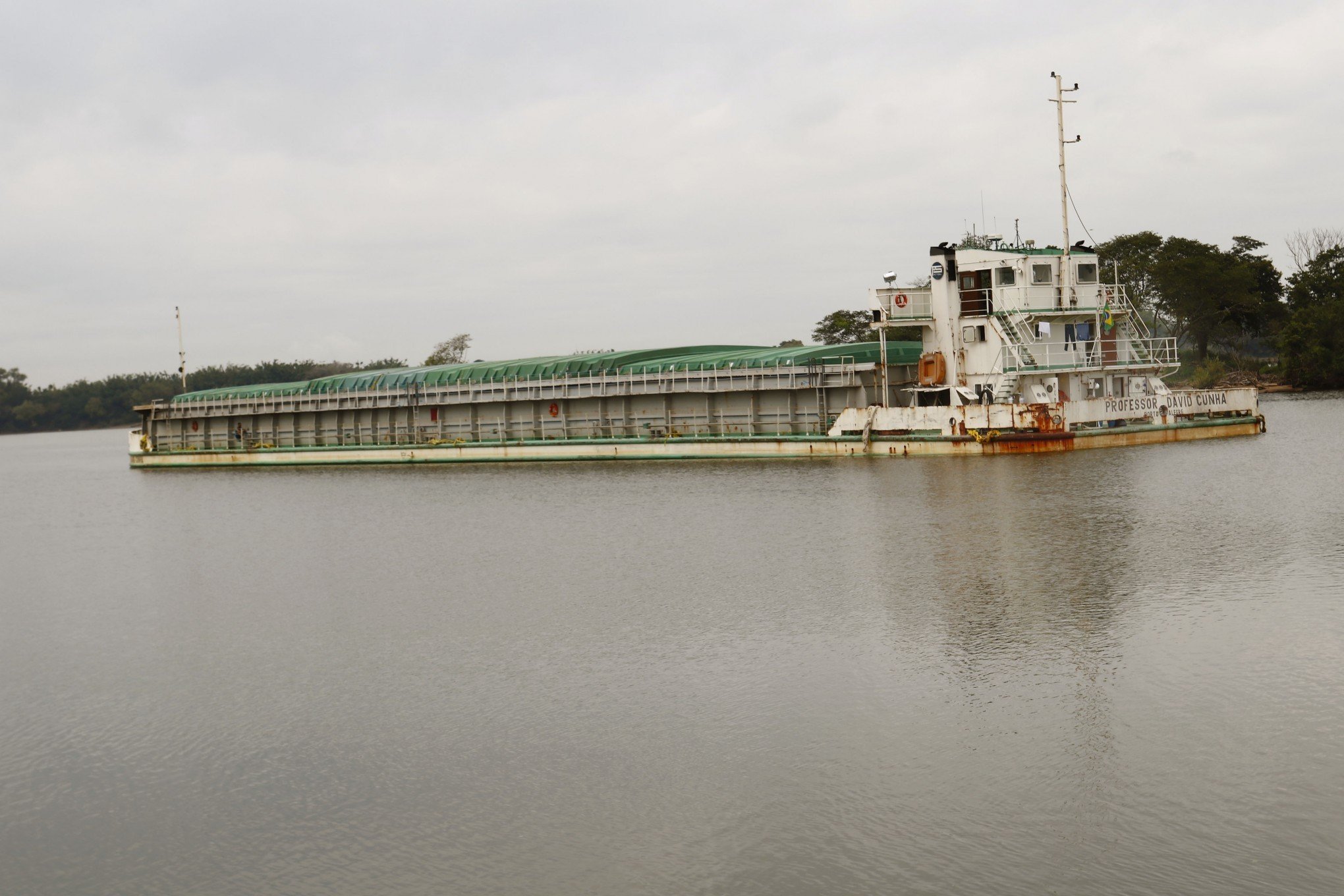 Devido ao baixo nível do Rio dos Sinos, embarcação acaba encalhada ao passar por Canoas