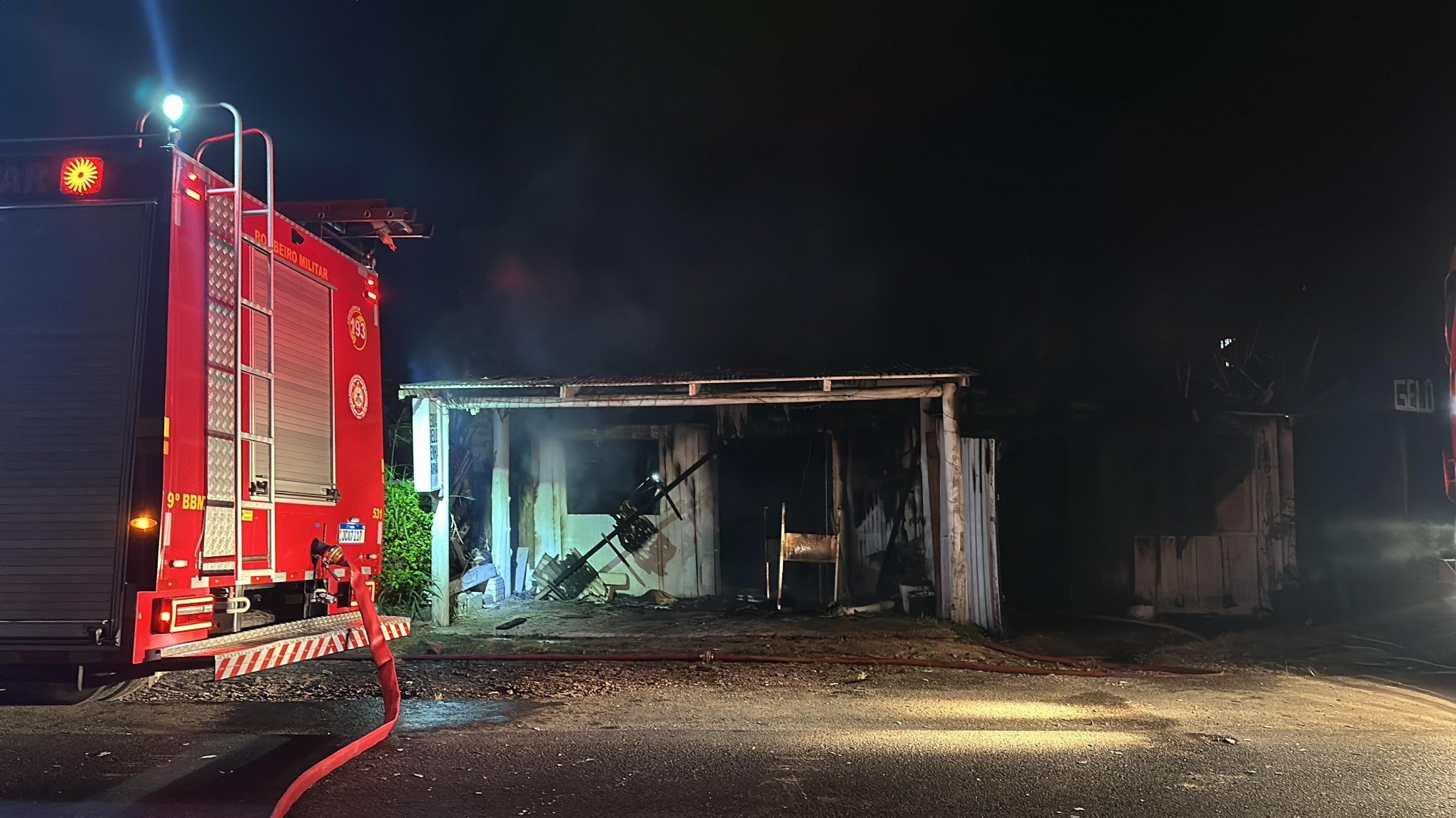 Homem ameaçou familiares antes de colocar fogo em residências em Imbé; veja vídeo do incêndio