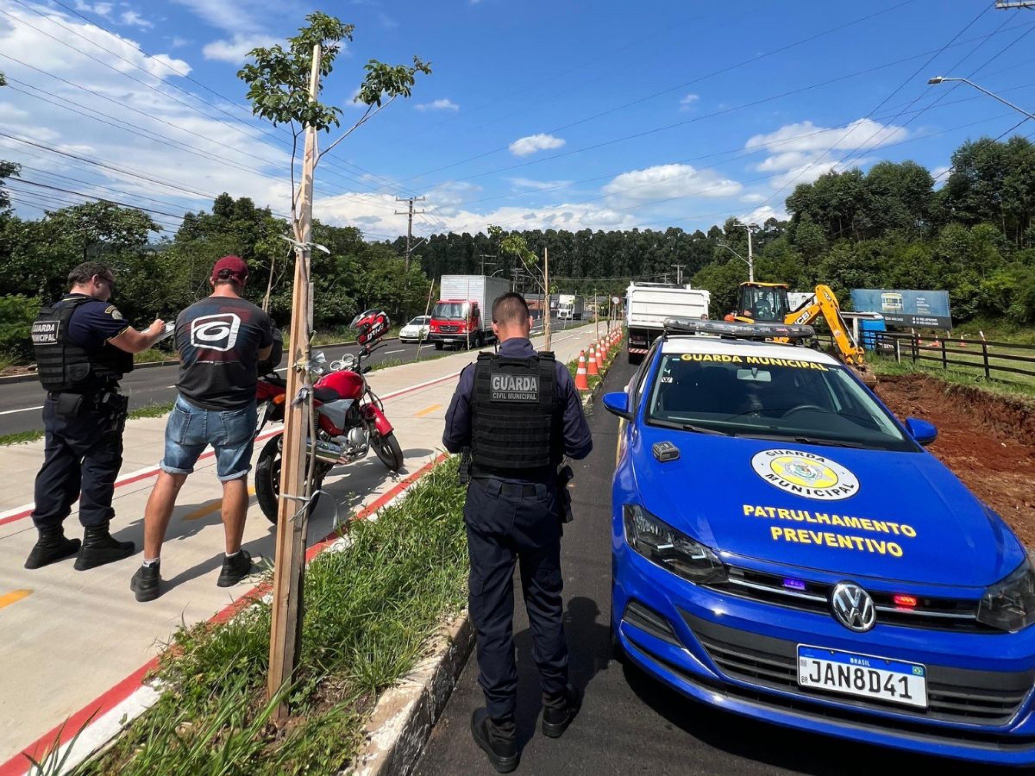 Motociclista é flagrado dirigindo sobre caminhódromo no Vale do Sinos