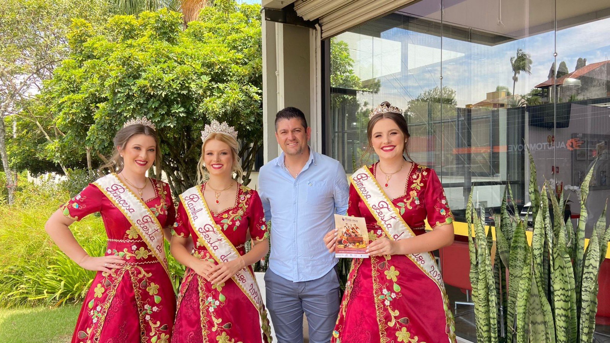 Soberanas da 50ª Festa do Figo, acompanhadas do vice-prefeito Alexandre da Silva | abc+