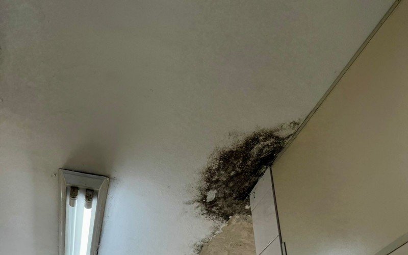 Mofo no teto e em diferentes espaços do hospital