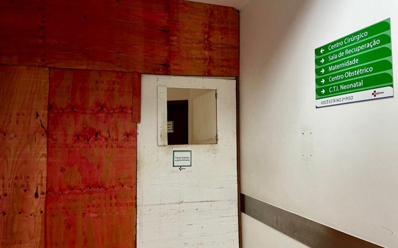 Entrada do Centro Cirúrgico com parede de compensado