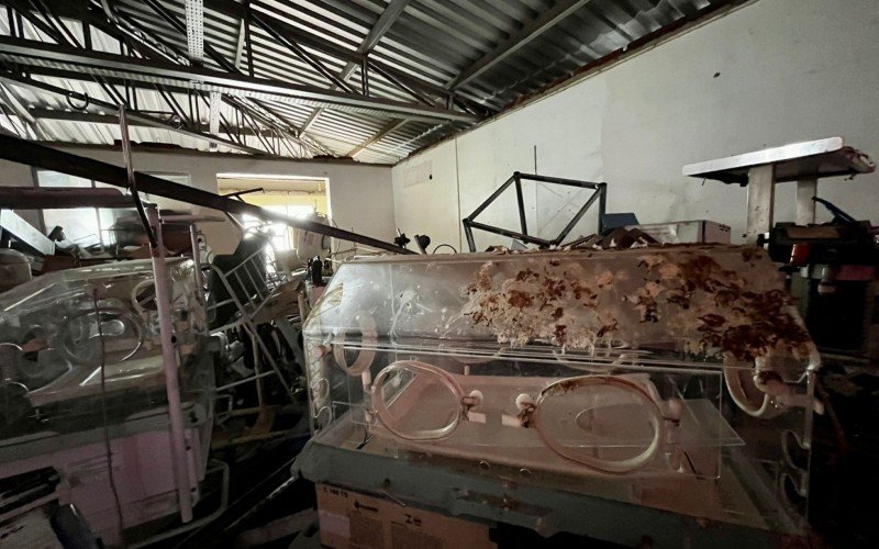 Incubadoras e outros equipamentos foram encontrados abandonados e se degradando, cobertos por fezes de pombas em salão localizado próximo à Maternidade
