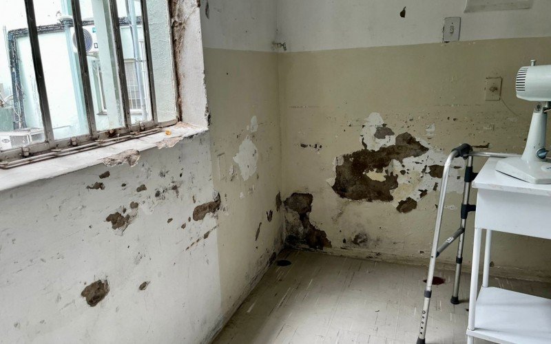 Parede precária de um dos quartos que recebe pacientes