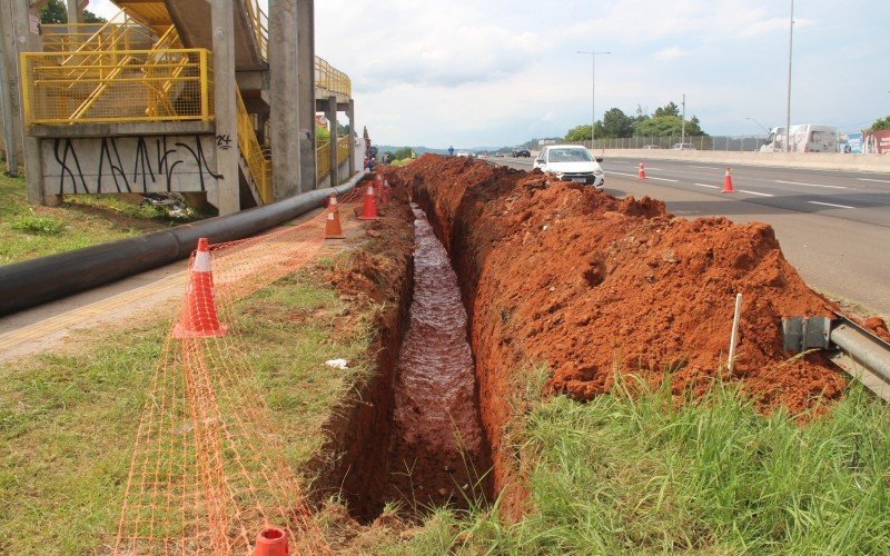 Comusa também realiza obra no local para substituição de rede
