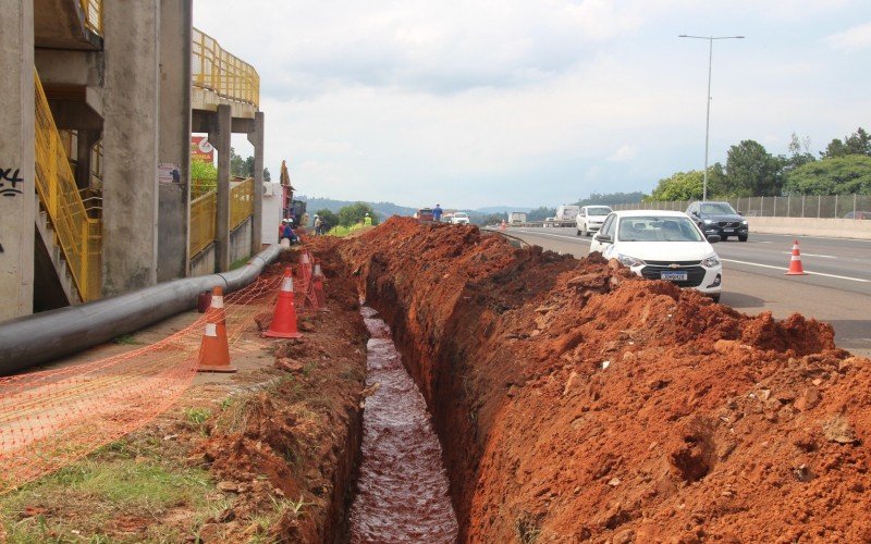 Comusa também realiza obra no local para substituição de rede