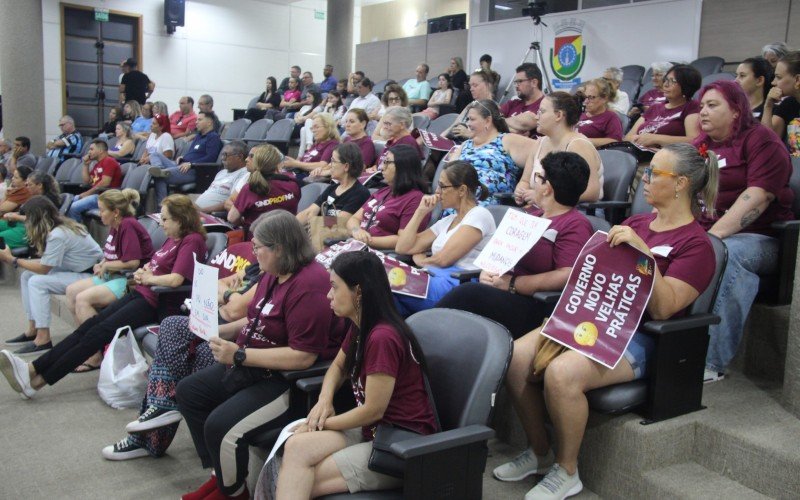 Servidores estiveram em grande número na Câmara de Vereadores