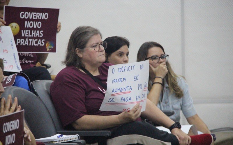 Servidores levaram cartazes de protesto à sessão