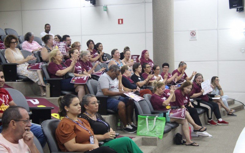 Servidores levaram cartazes de protesto à sessão