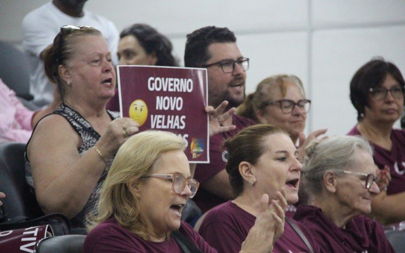 Servidores levaram cartazes de protesto à sessão