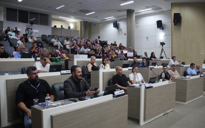 Servidores estiveram em grande número na Câmara de Vereadores