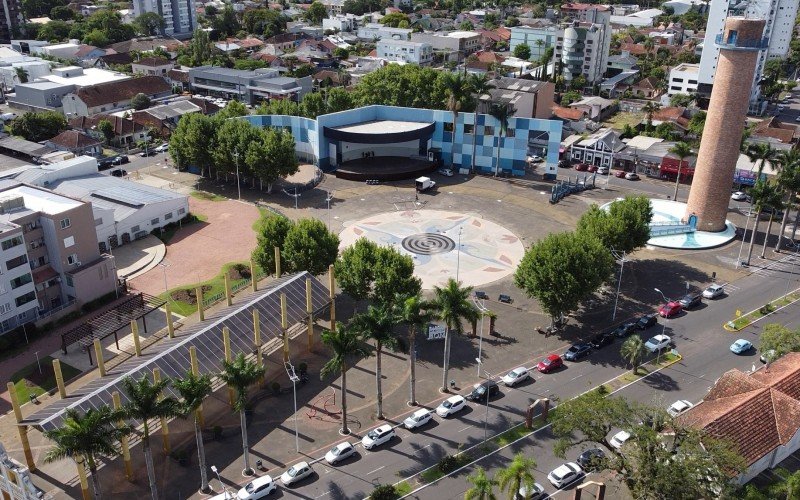 Vista aérea mostra até o palco do Largo Irmãos Vetter, em Campo Bom | abc+