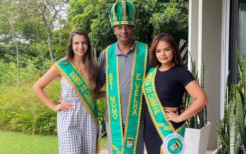 A Corte do Carnaval 2025 é representada por Tainá Campagnoni, Edson Martins e Evelim Ferraes. | abc+
