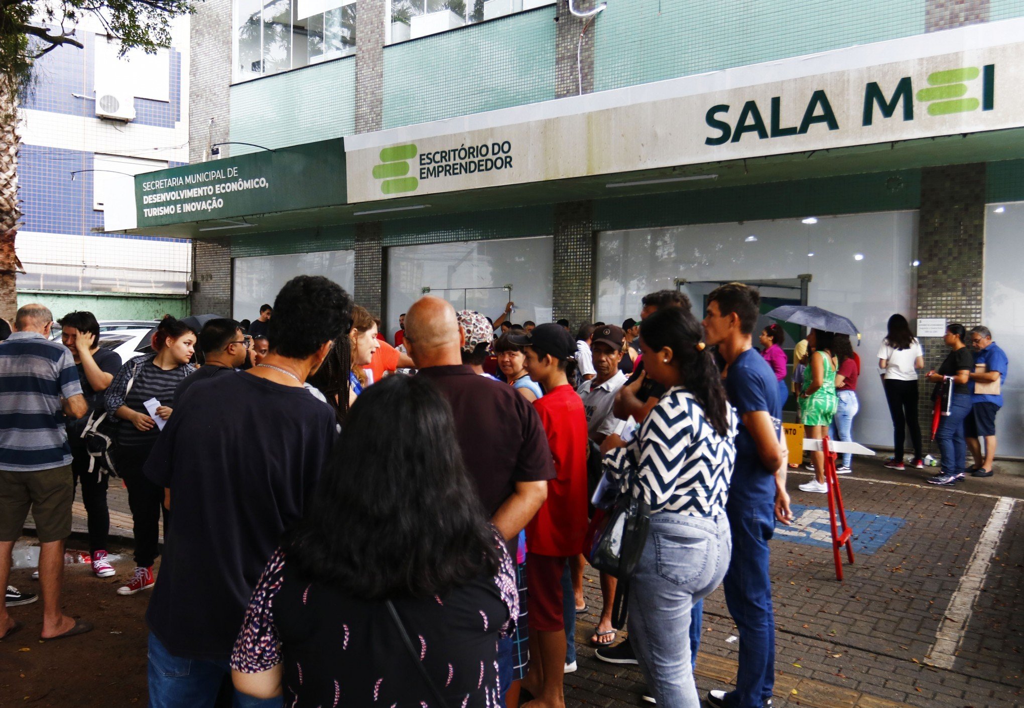EMPREGO: Feira reúne mais de 200 pessoas em busca de oportunidades em Canoas