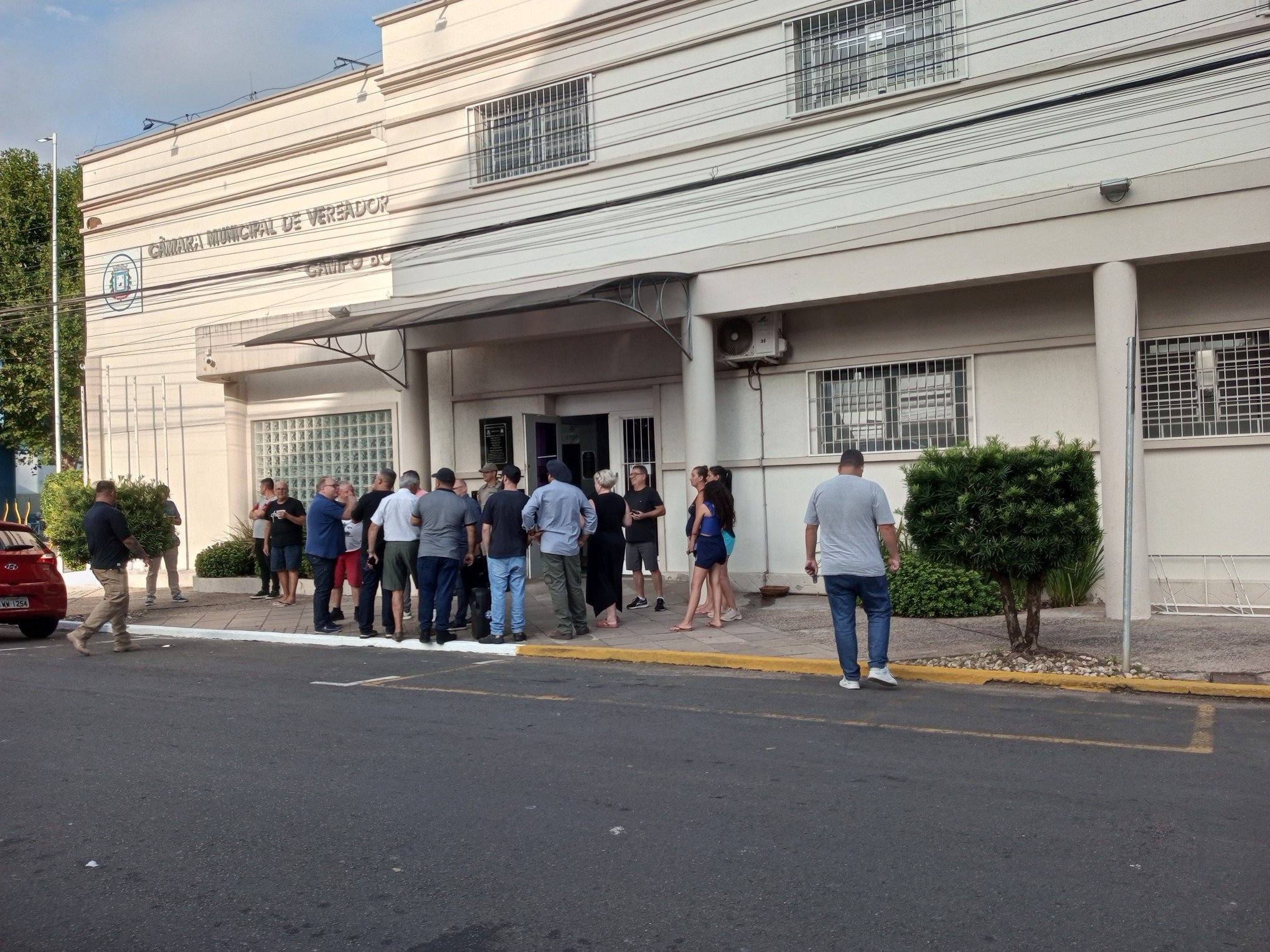 Moradores protestam contra proposta de aumento de salário dos secretários de Campo Bom
