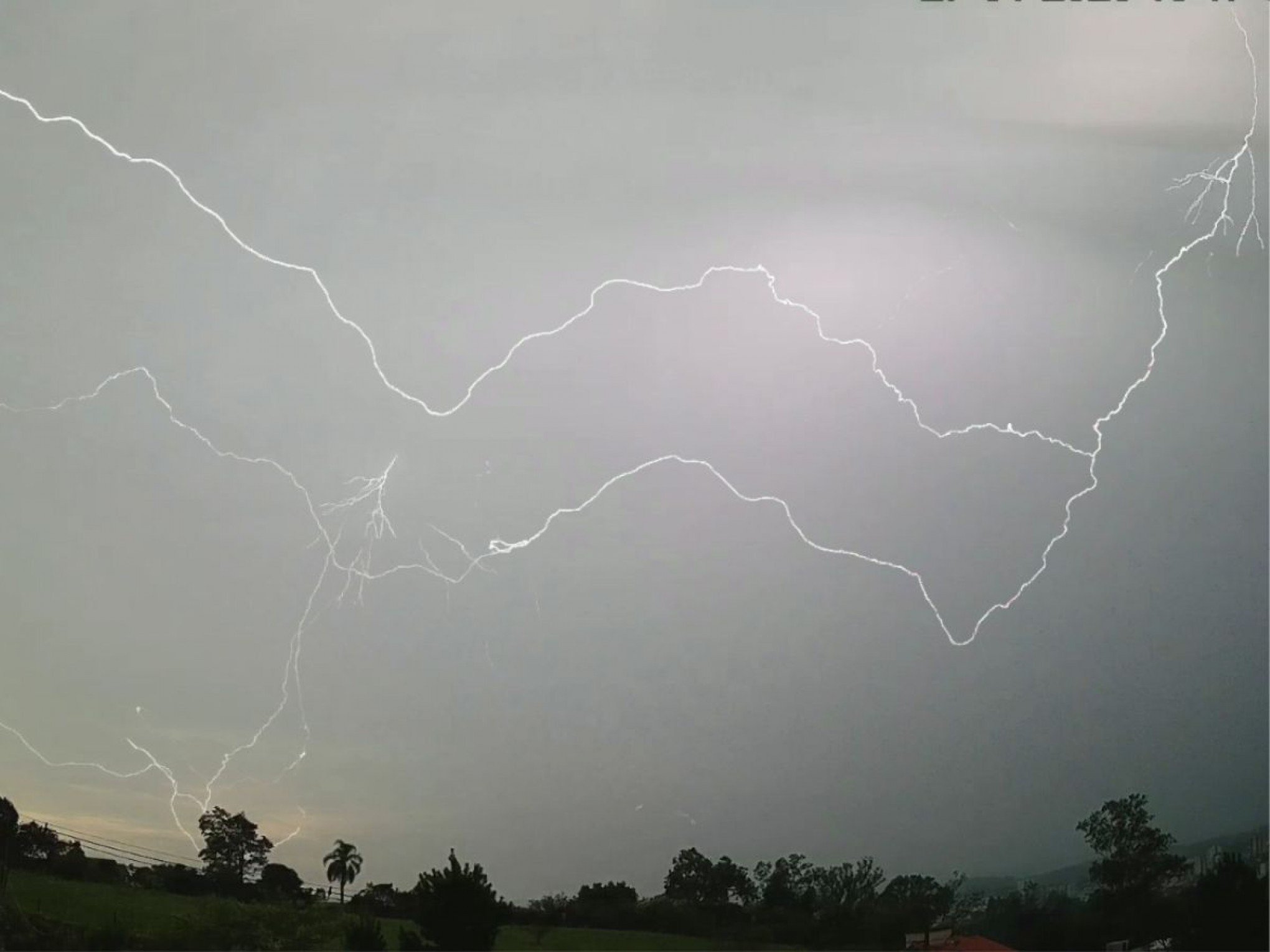 PREVISÃO DO TEMPO: Massa de ar quente cobre o RS e aumenta risco de tempestades; confira o que esperar nas próximas horas