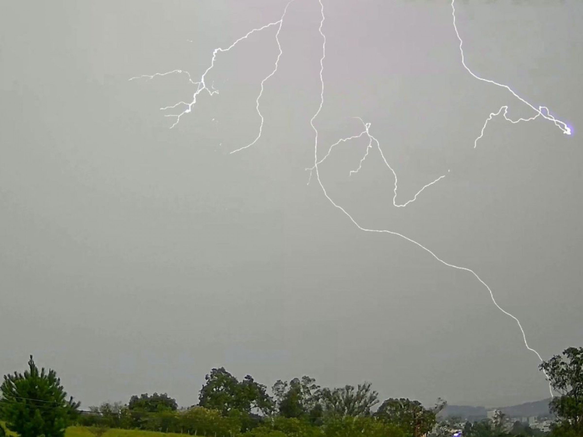 Tempo muda no RS com chegada de frente fria e vento de 97 km/h