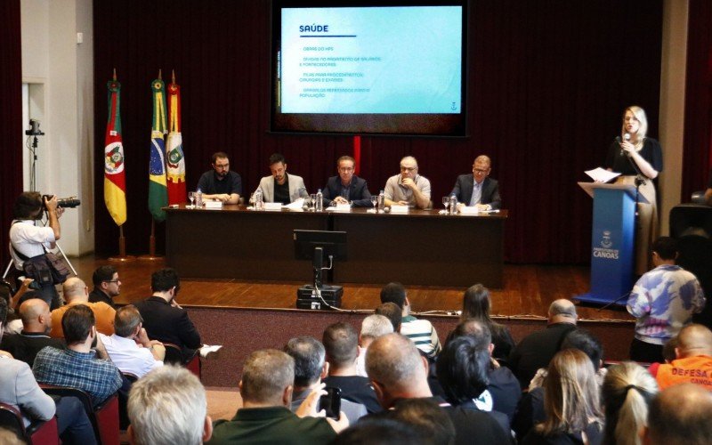 Prefeito Airton Souza (no centro) esteve acompanhado na mesa pelo vice-prefeito, Rodrigo Busato; e pelos secretários João Portella (Fazenda), Eduardo Bermudez (Saúde) e Victor Hampel (Obras e Reconstrução) | abc+