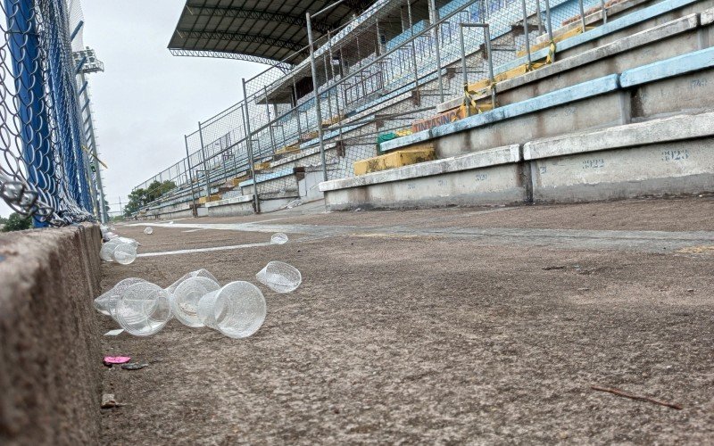 Muito lixo no Estádio do Vale após jogo entre Monsoon e Grêmio 
