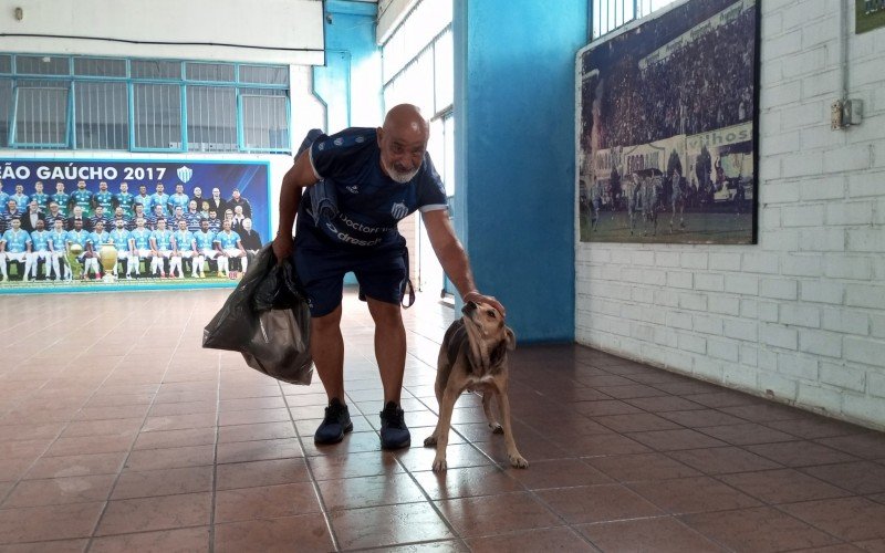 Seu Nenê e a cadela Preta no Estádio do Vale | abc+