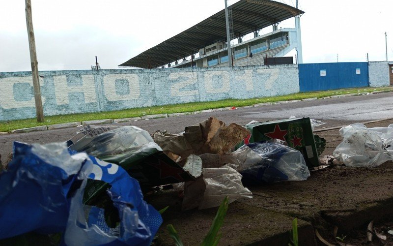 Muito lixo nos arredores do Estádio do Vale após jogo entre Monsoon e Grêmio 
