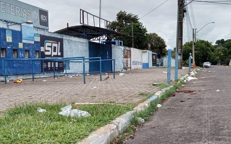 Muito lixo nos arredores do Estádio do Vale após jogo entre Monsoon e Grêmio 
