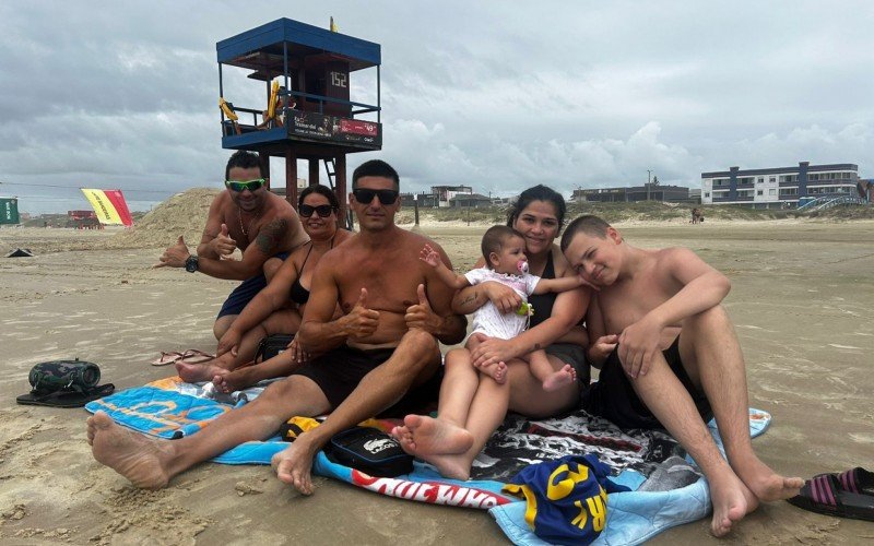 Família se despede da temporada de praia com mar calmo | abc+