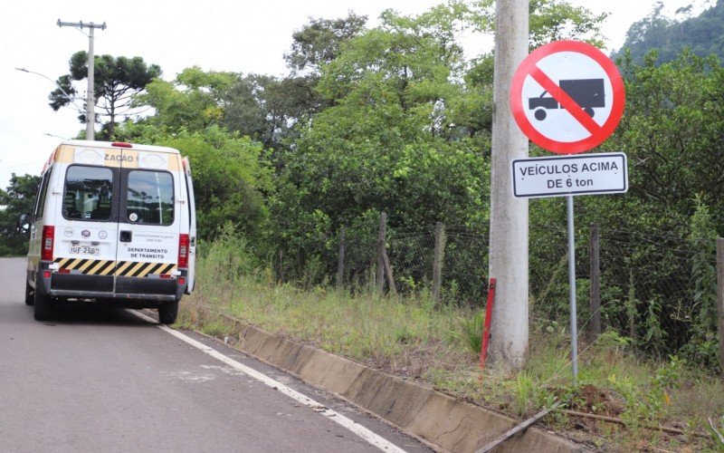 Equipes da Prefeitura de Canela sinalizam Rota Panorâmica 