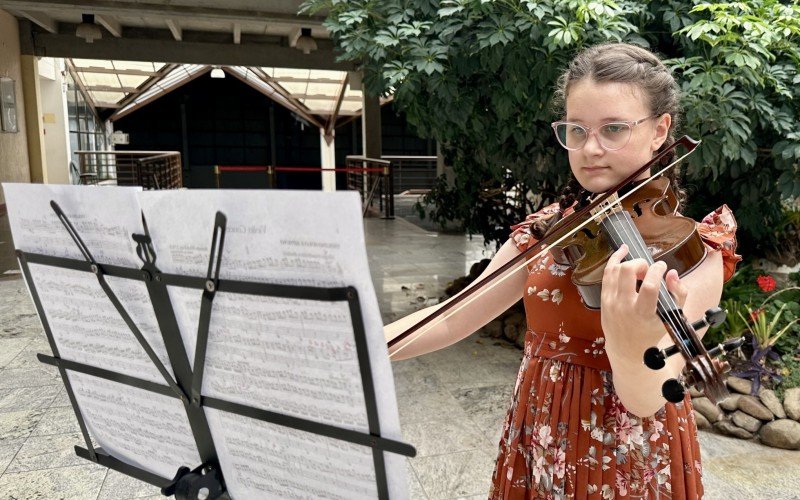 Ana Luiza Benetti é um dos talentos de Gramado no violino