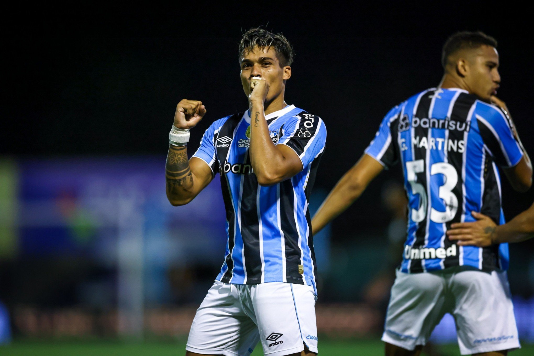 Com time reserva e estreantes, Grêmio vence o Monsoon no Estádio do ...