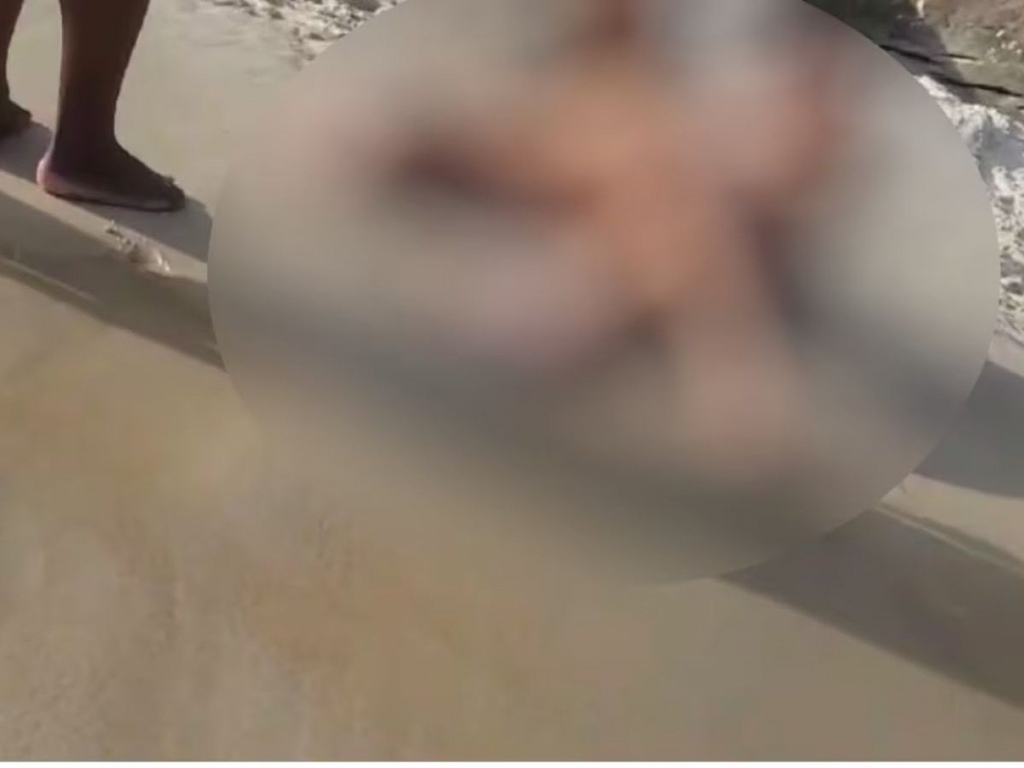 "Cinco caras com uma mulher só": Homem se revolta ao flagrar gravação de filme erótico em praia
