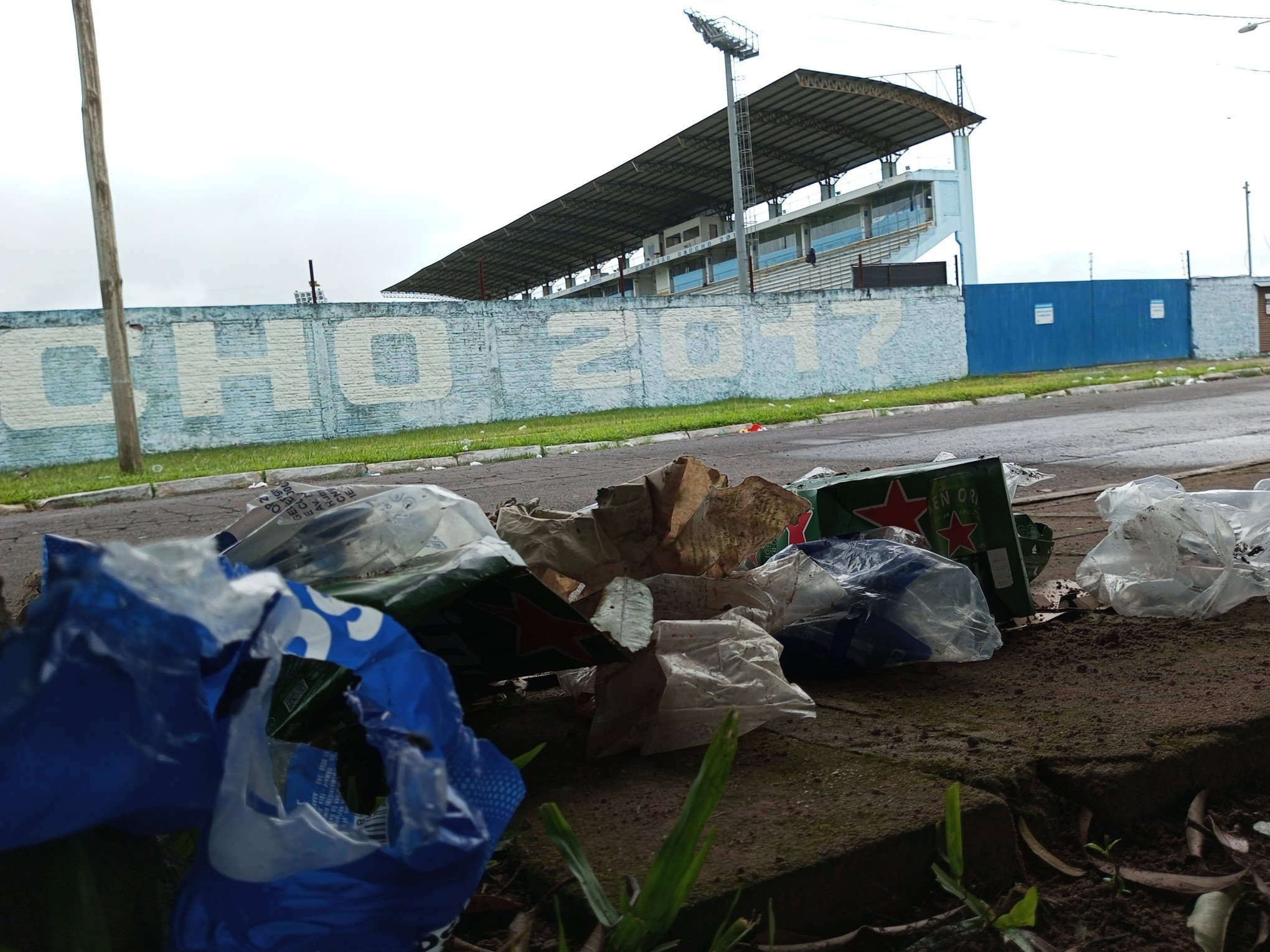 Lixo toma conta do entorno do Estádio do Vale após jogos da dupla Gre-Nal em Novo Hamburgo
