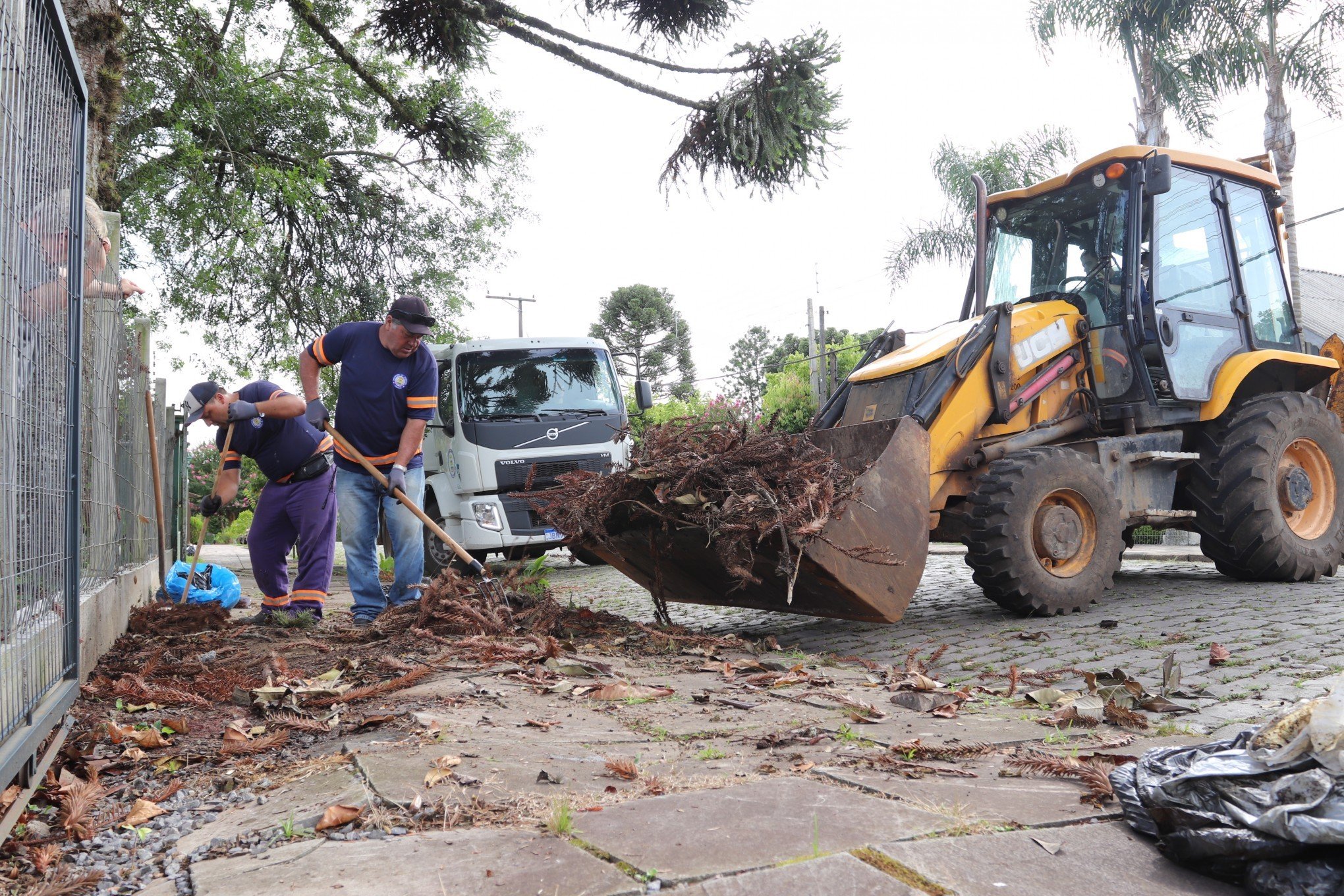 Ação emergencial para coletar resíduos verdes é realizada pela Prefeitura de Canela