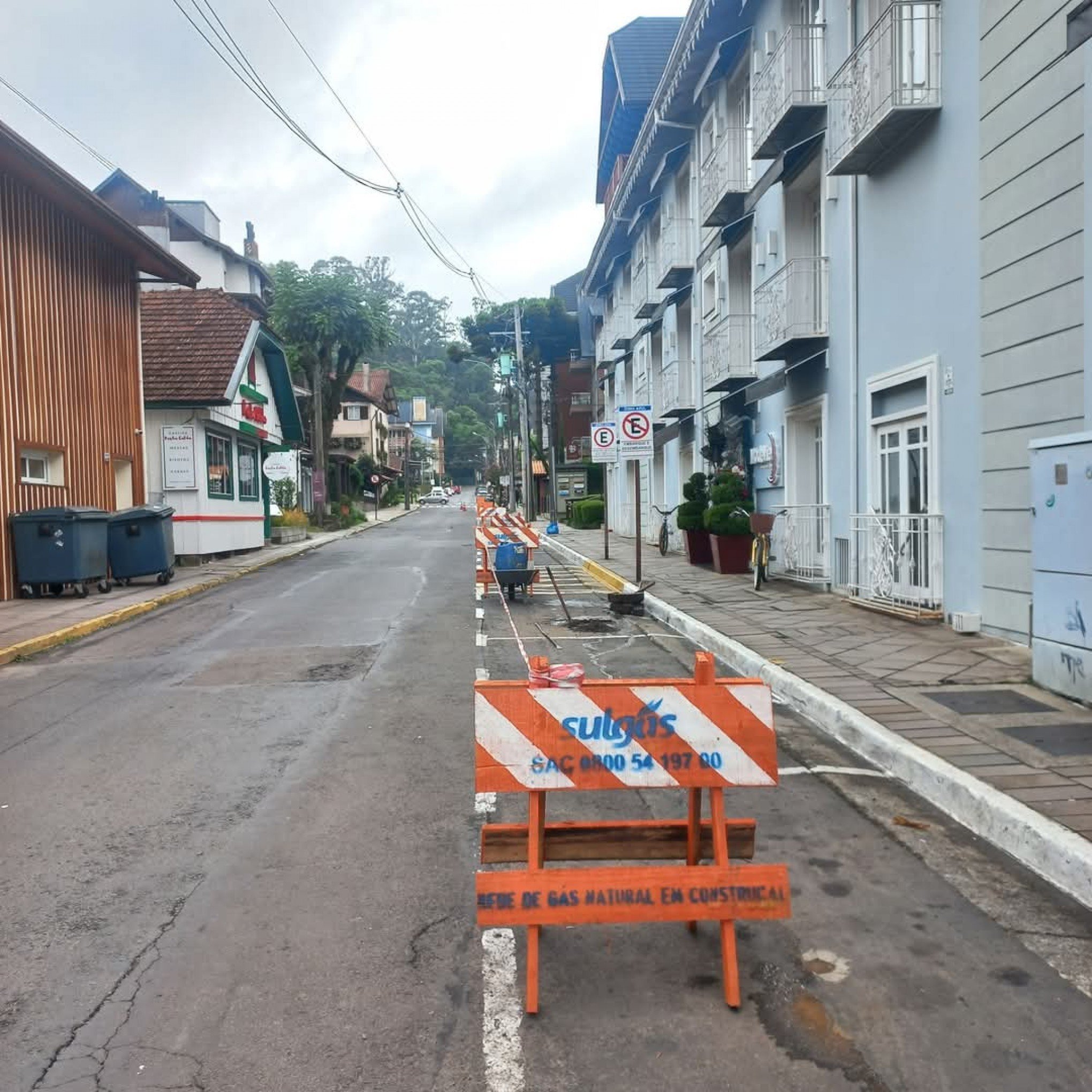 Rua do Centro de Gramado tem bloqueio no trânsito para obras de manutenção