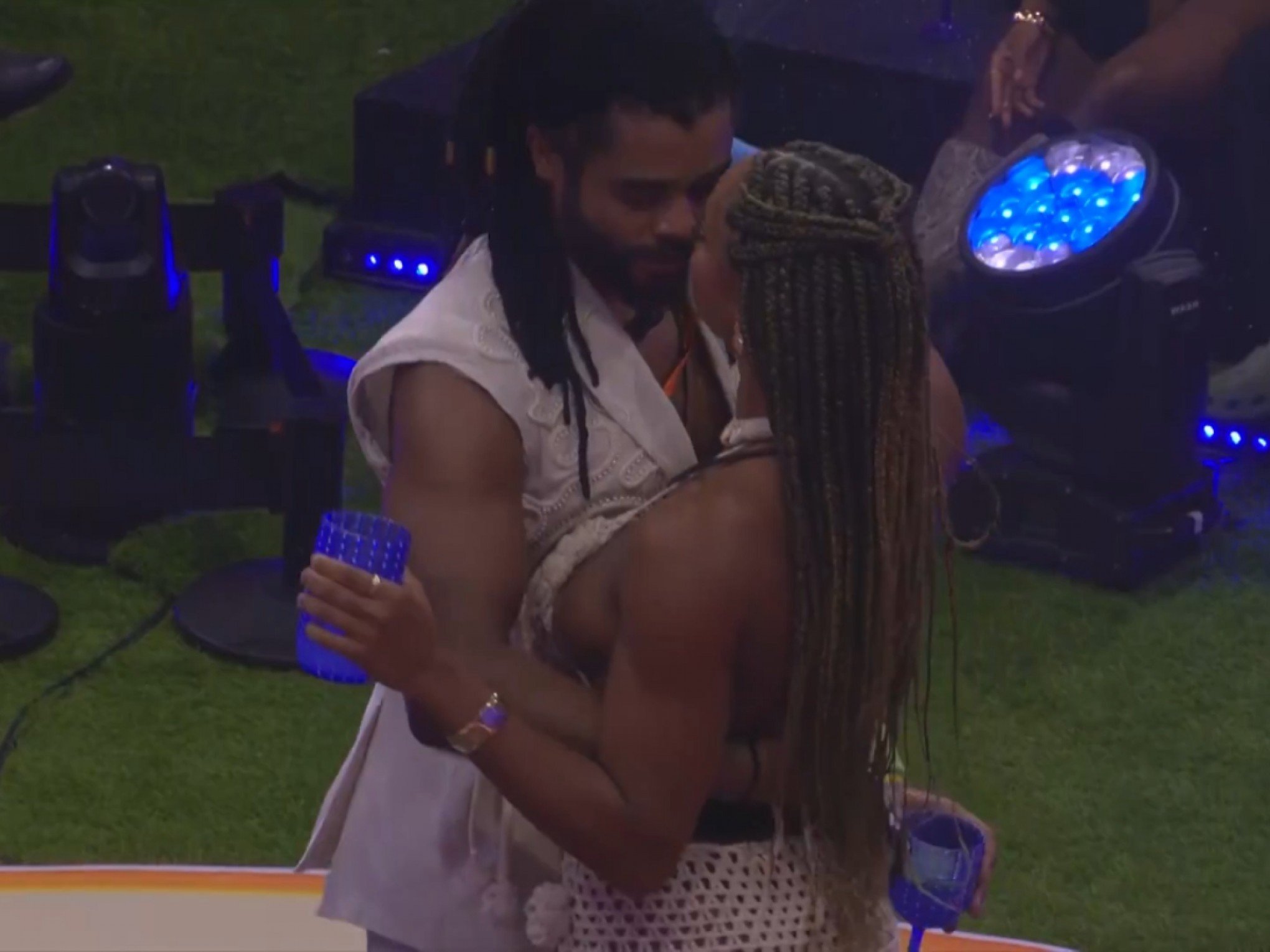 BBB: De novela? Primeiro beijo do Big Brother Brasil 25 acontece e brothers reagem