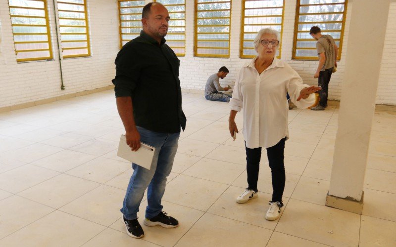 A secretária de Educação, Beth Colombo, e o diretor de Infraestrutura da SME, Francisco Costa, acompanham as reformas