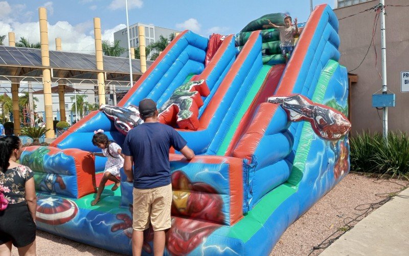 Famílias aproveitam o feriado do aniversário de Campo Bom no Largo Irmãos Vetter
