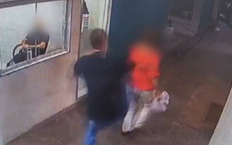 Motorista de aplicativo dá chute nas costa e derruba idosa | abc+