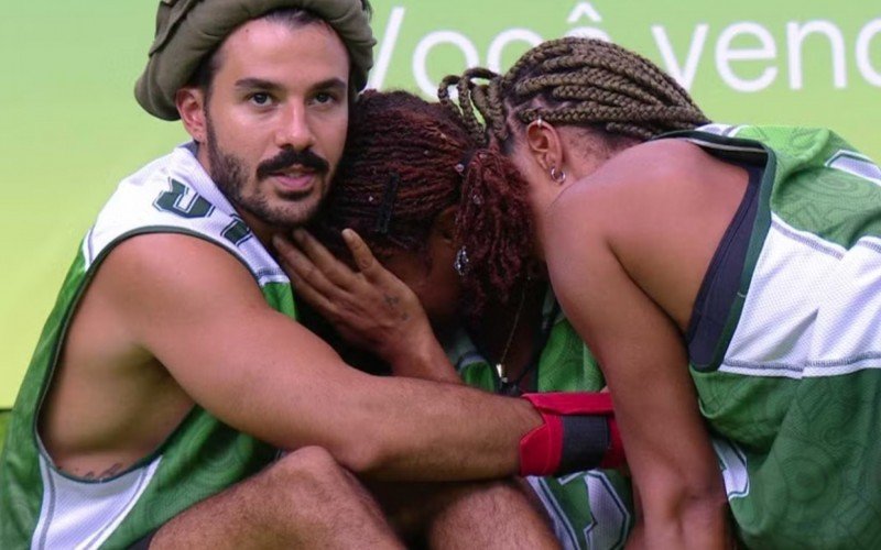 Mateus e Aline confortam Thamiris no gramado do BBB 25 | abc+